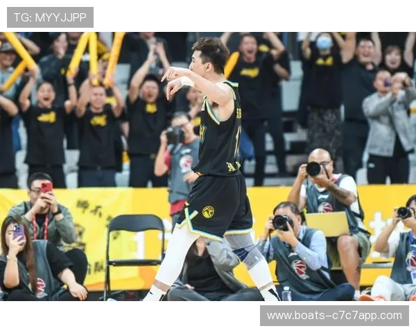 绿茵场上黄袖标核心球员率队鏖战展现领袖气质